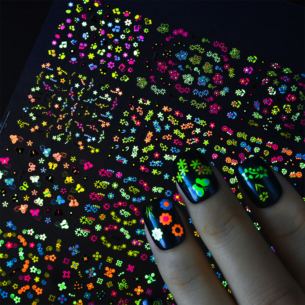 🌙 Nails That Shine at Night