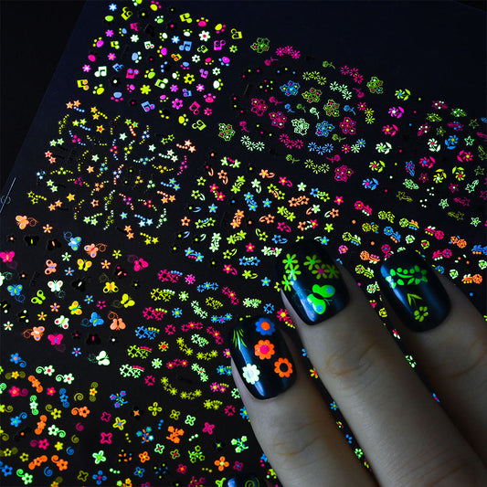 🌙 Nails That Shine at Night