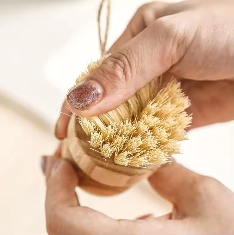 🍽️ Natural Wooden Dishwashing Brush for Pots & Pans